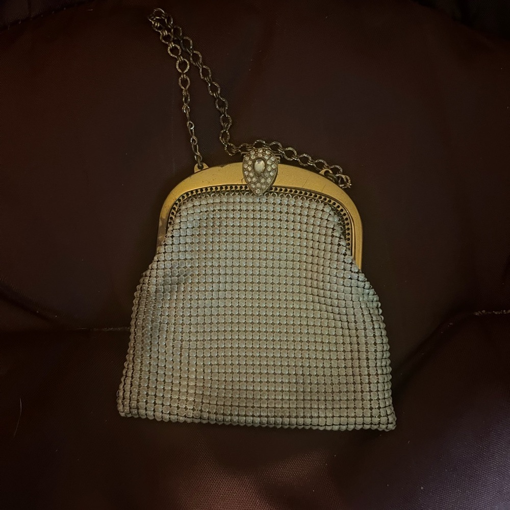 Vintage 20s whiting and Davis coin purse.